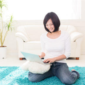 lady looking at Facebook ad on laptop